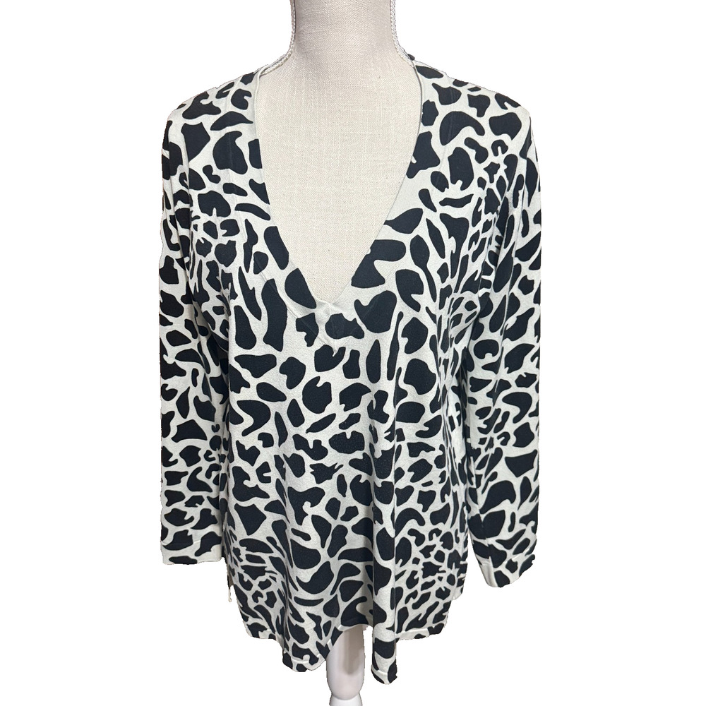 Chicos Silk Sweater Knit top Sz 1/M Black & Cream Abstract Animal Print giraffe